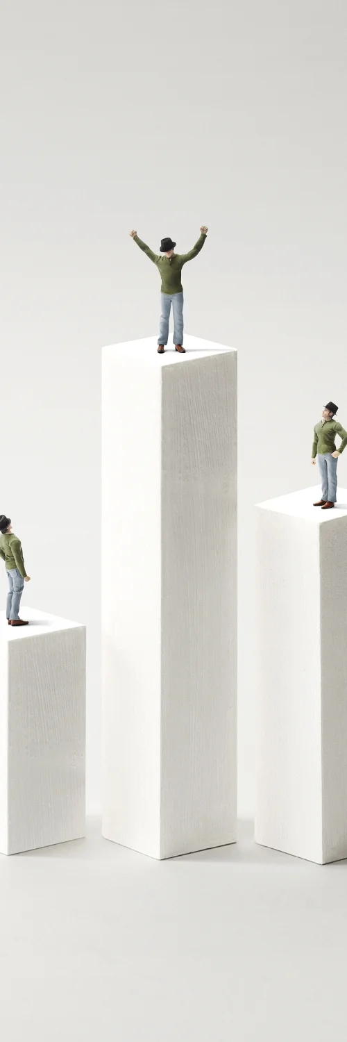 Magnifying glass over competitor benchmarking charts, illustrating analysis by an online marketing service provider