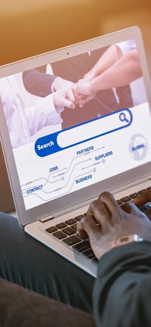 Icon representing data flow between a webpage and a database, symbolizing PIM Implementation Services and Pimcore digital asset management for seamless data integration